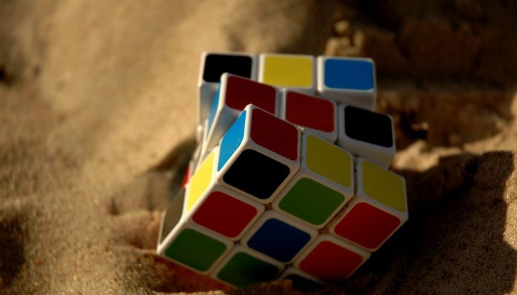rubik-cube-1703600_1920-1080x675